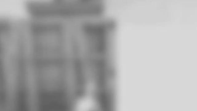 风又起了把窗帘吹得晃了晃像极了他以前总爱捉弄我时偷偷掀起衣角的样子。书桌上那只缺了角的马克杯还在是去