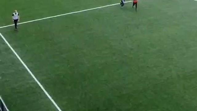 足球小课堂：利用对手盲区摆脱压迫