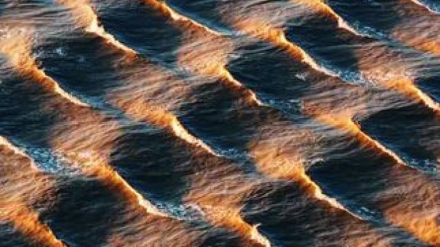 落日熔金下的光影鱼鳞潮奇观，美到窒息！第一次拍到，此生难忘！
 #鱼鳞潮奇观 #大自然的神迹