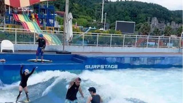 音乐一响，自由登场 #一起开心一起玩 #深水冲浪#嗨翻全场 #舞台无处不在 #快乐的味道