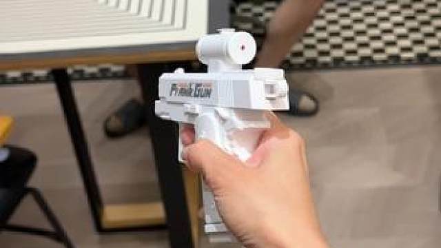 哈哈。就是故意让你抢的~ #水枪玩具 #整蛊