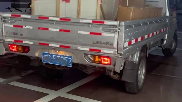 玻璃展柜到货，回收不穿的二手鞋