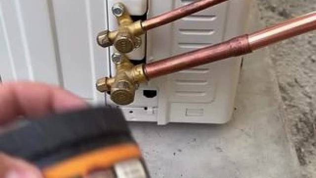 空调紫铜管焊接。 #维修 #空调安装 #五金工具 #技术分享