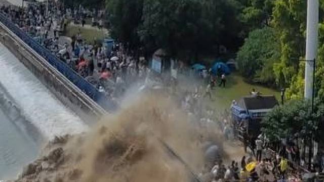 无人机在杭州某个停车场一草丛拍到几百辆小汽车，全部废弃在草丛中，这到底发生了什么，太浪费了吧#杭州#