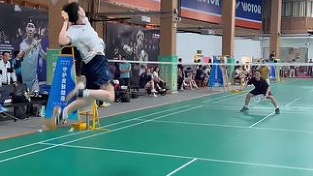 羽毛球业余混双比赛中的极限防守