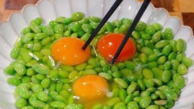 天气热，绿豆和莲子这样搭配，香甜软糯，可当甜点可当主食，美味 