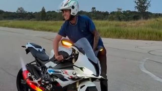 将来的你，一定会感谢现在拼命的自己。#宝马s1000rr #机车小姐姐