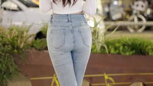 为什么现在很少人穿牛仔裤了？是因为不好看吗？ #好身材好气质 #牛仔裤穿搭 #完美身材 #紧身牛仔裤