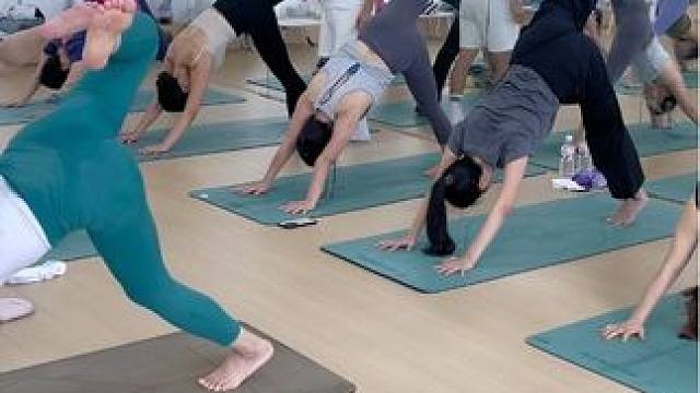 #瑜伽教练培训 297班毕业典礼现场，回顾一路走来的风雨，大家都有感而发纷纷落泪，零基础学瑜伽丨瑜伽