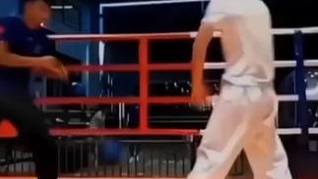 卑鄙拳手拳套藏石灰，违规打断对手骨头，二番战复仇三拳打碎阴谋 #拳击