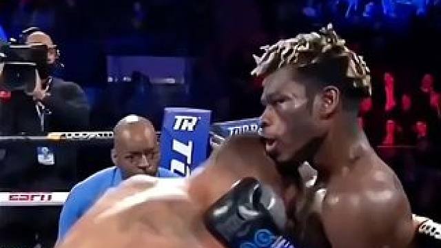 这才是真正的拳坛绅士，担心对手的健康主动停手，观众全体欢呼 #拳击