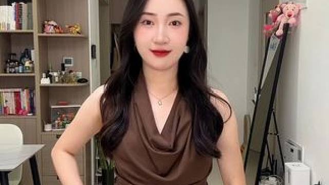 气质穿搭丨荡领挂脖上衣，背后巨有设计，很好看的露背效果！ #时髦精 #气质穿搭 #高级感穿搭 #挂脖