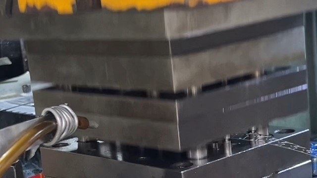 五金冲压稳品质，卡尺难及处，二次元来补