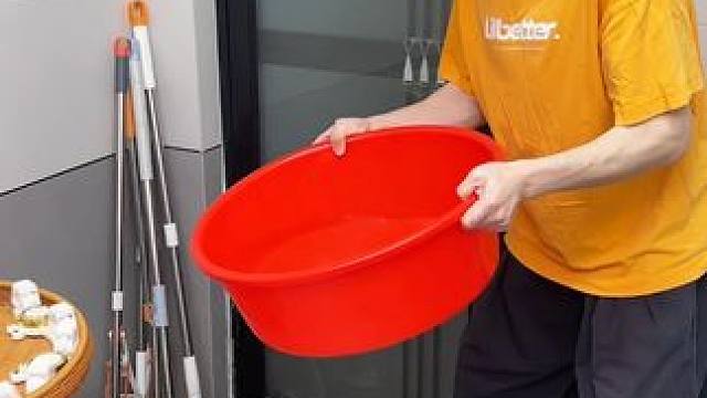 螃蟹壁挂拖把夹 有了这个拖把夹，家里的拖把扫把能上墙收纳了，不占空间，拿取也方便#拖把夹 #吸盘拖把