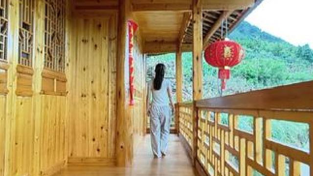 现在人最幸福的标准是:农村有个家，城里有套房，有辆代步的车，虽不是大富，但日常开销有存款，父母虽渐渐