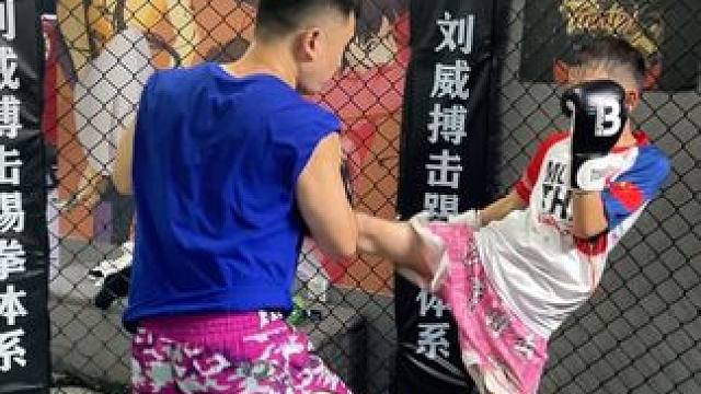 踢拳少年 #格斗 #踢拳 #泰拳 #日常训练 #精彩片段 努力训练，提高自己。