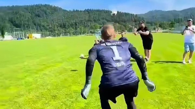 极致舒展的扑救动作