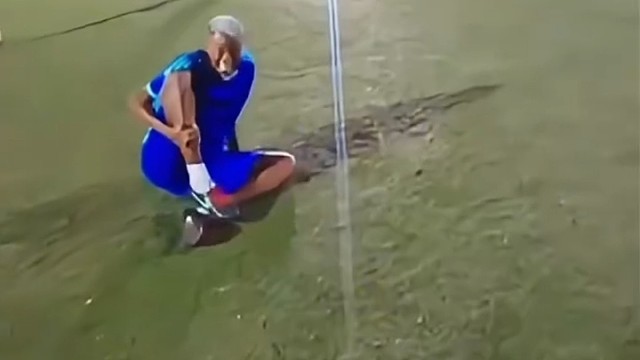 球员扭伤脚却被教练拖走指责#足球