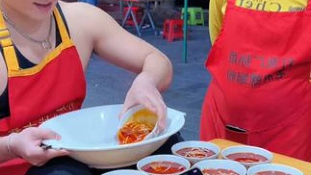 八戒轻松拿走阿姨的奖励~#螺蛳粉