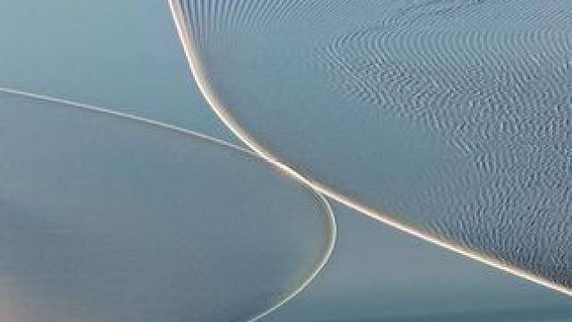 《梁祝》的旋律如潺潺溪流，蜿蜒在钱塘江的波光之上。此时，交叉潮似是神女挥舞的彩练，两股潮水交织缠绕，