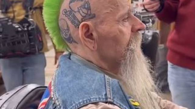 三十多岁还整个超级赛亚人的发型，我可能是疯了！ 