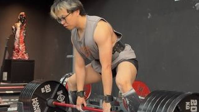 6.1号后没再蹲过185+，今天却要用190做最后一组热身
深蹲 206X1（ATPR）
     