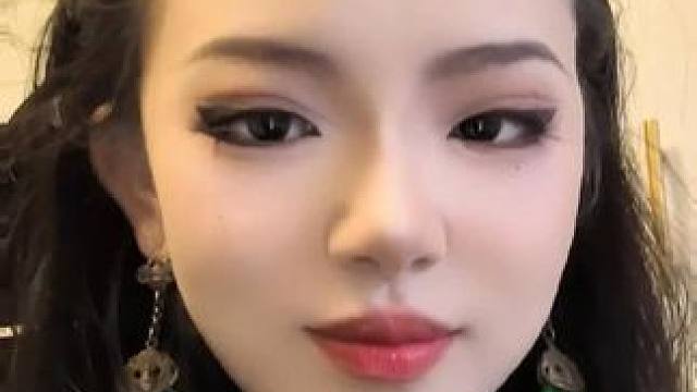 有些人，明明生活里一塌糊涂，却还要在感情里寻找救赎。#情感共鸣 #内容过于真实