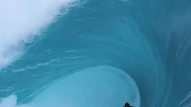 这就是在海岛天花板——大溪地冲浪吗？也太嗨了！！！ #冲浪 #专业动作请勿模仿 #极限运动