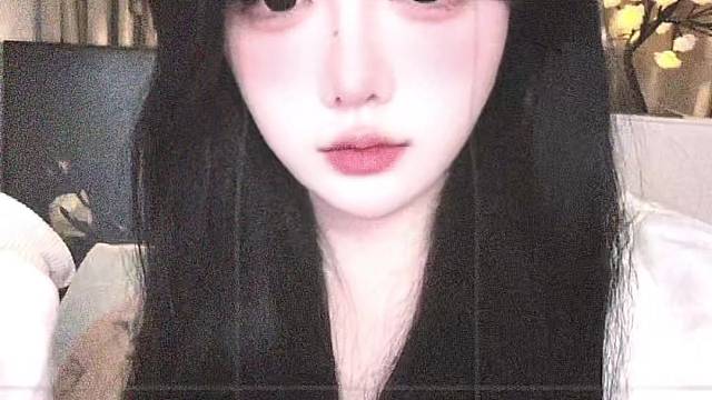 我看到很多人站在路中间
身前没有灯火，身后白雾茫茫