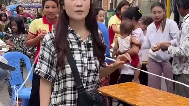 百姓生活不易，翡翠工厂收获冰飘花手镯！