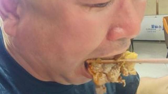 表哥吃肥牛火锅，太棒了 