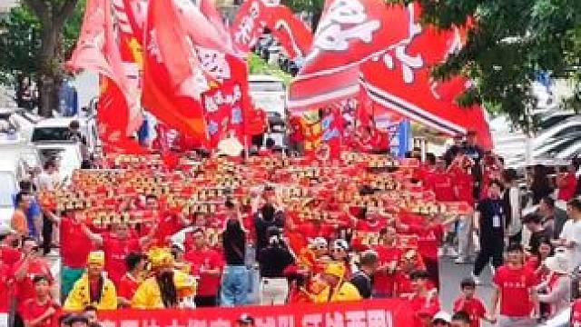 奔赴几百里，力挺家乡球队，湛江球迷这热情真的太牛了#佛山西甲 #烟火三水魅力西甲 #喝健力宝看西甲 