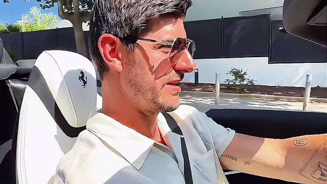 皇马门将库尔图瓦单手开法拉利带着娇妻出行