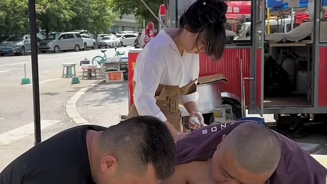 老板娘在后面笑，心说我又学到了一招藏钱绝招[捂脸]