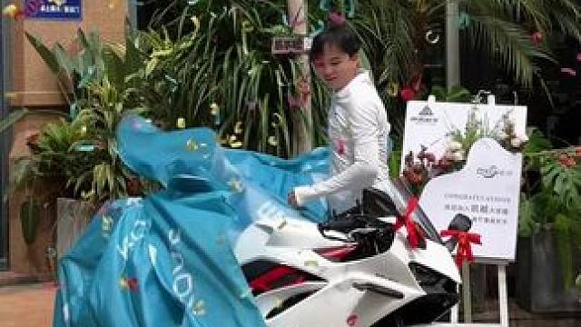 我们无法预知某个瞬间的意义，直到它成为记忆 #提车 #凯越450rr曼岛 #机车