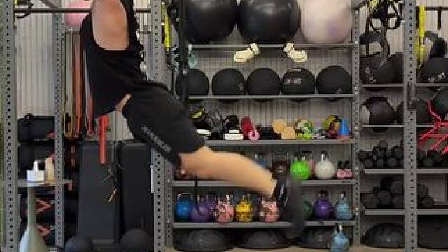 留给夏天的时间不多了，8月尽情享受运动。
#夏天运动暴汗 #基础训练 #健身 #练背 #训练