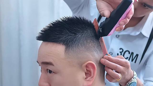 每一位顾客我都认认真真把头发剪好。常年招生。地址揭阳桥南柏顿公寓四楼