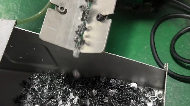 全自动化生产桥式铆接电池弹片日产能超200万套