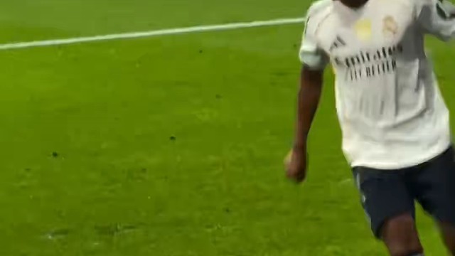 这就是他首发的原因！皇马后场丢球后，18岁的马斯坦托诺疯狂拼抢对手