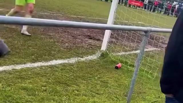 主队球迷把客队门将的水壶倒空