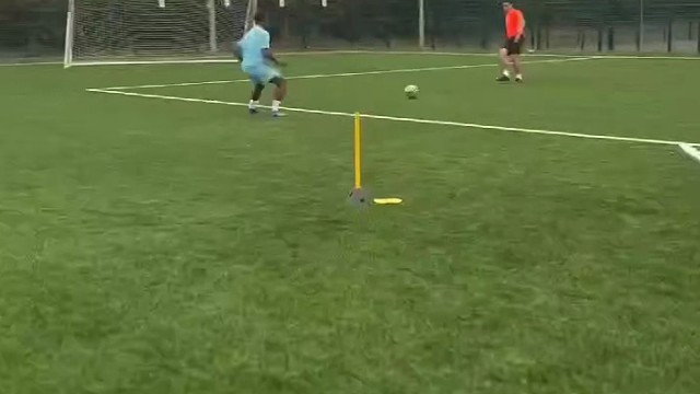 足球小课堂：避开后卫封堵的拨球技巧