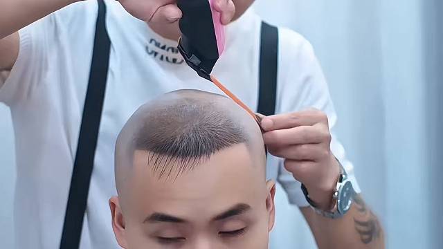 每一位顾客我都认认真真把头发剪好。常年招生。地址揭阳桥南柏顿公寓四楼，