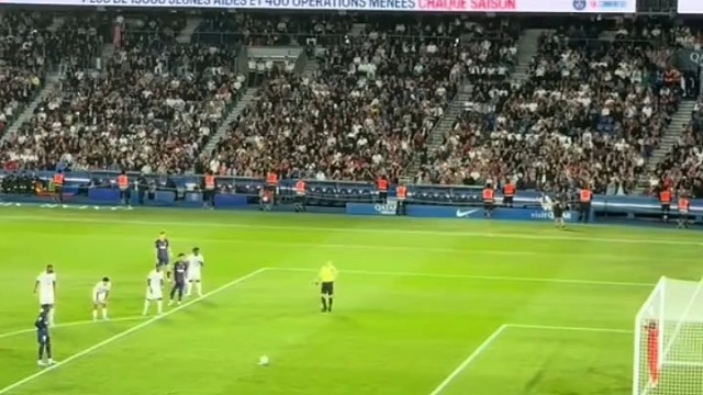 不只是点球，这场比赛上半场巴黎射门全往天上射