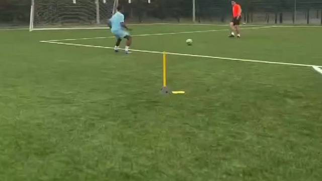 足球小课堂：避开后卫封堵的拨球技巧#足球