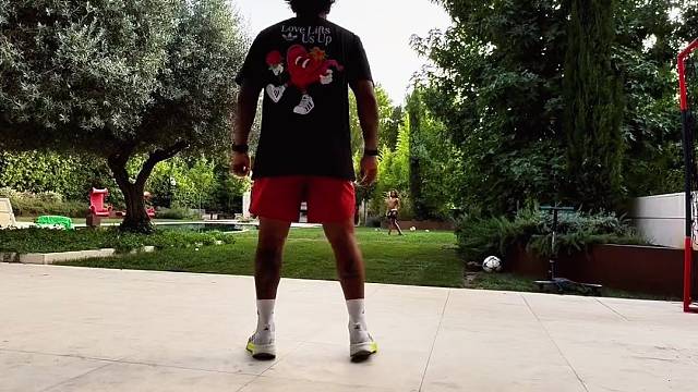 退役的马塞洛表演转身跳起停球，太秀了