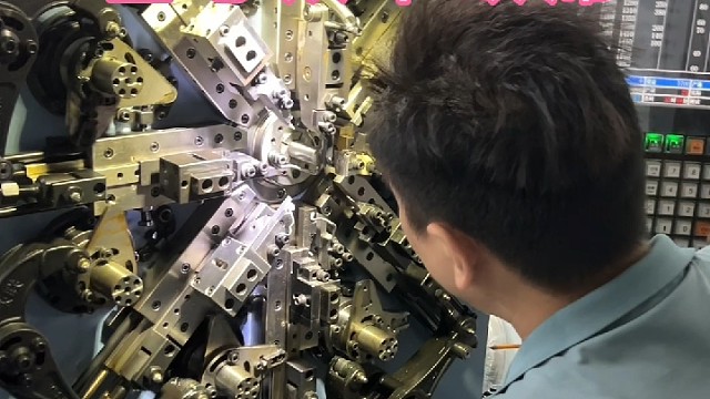 弹簧范师傅、每日专注调机、匠心从不缺席