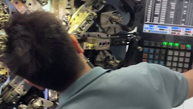 调弹簧的姿势要帅，速度要快