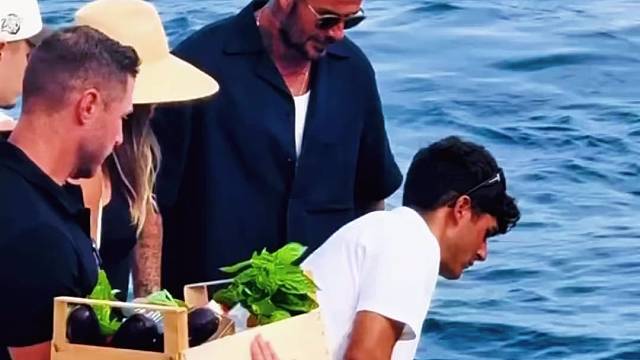 贝克汉姆一家人游艇上度假，女儿小七太会穿裆了