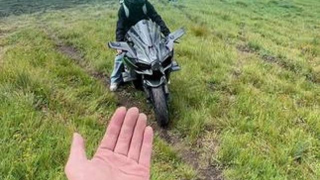 冲个坡的前摇好长…不过我倒是再也没羡慕过别人的玫瑰#七夕 #机车 #成长