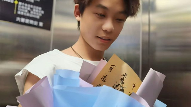 如果是见你，那我一定是带花的